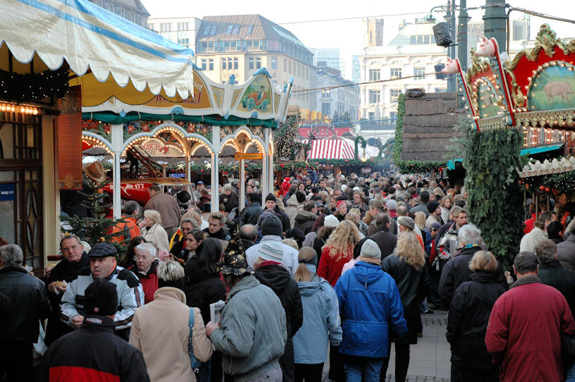 1154_0301 Weihnachtsbuden - Besucher gehen über den Weihnachtsmarkt. | Adventszeit - Weihnachtsmarkt in Hamburg - VOL.1